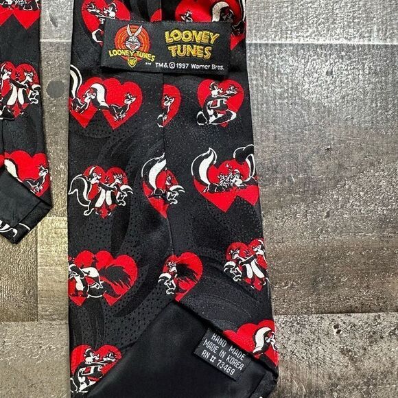 Looney Tunes Men’s Vintage Tie Black Red Pepe Le Pew Penelope Skunk Valentine’s - Picture 3 of 4
